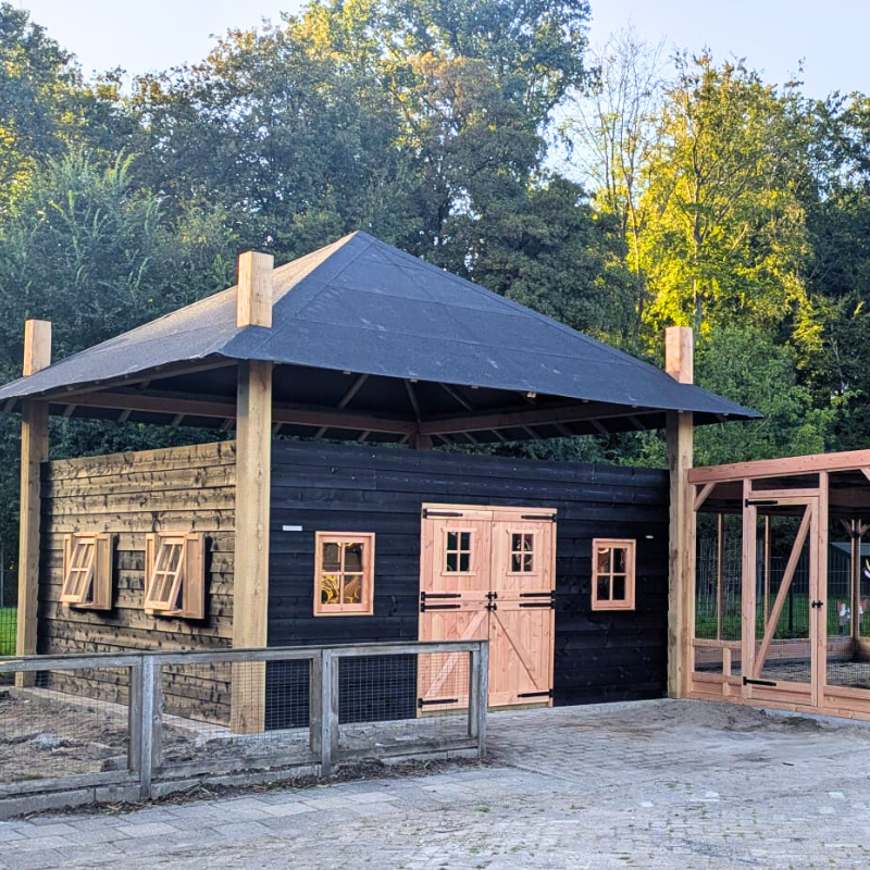 Kinderboerderij Emmelerbos kiest voor een grote hooiberg met overdekte ren