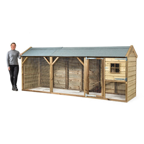 Konijnenhok_konijnenvilla_douglas_geimpregneerd_hout_zweeds_rabat_nachthok_ren_buitenren_duurzaam_onderhoudsvrij_voldux_marterproof_gaas_vlaamse_reus_vrouw_eigenaar_persoon_linkerkant_Sanne