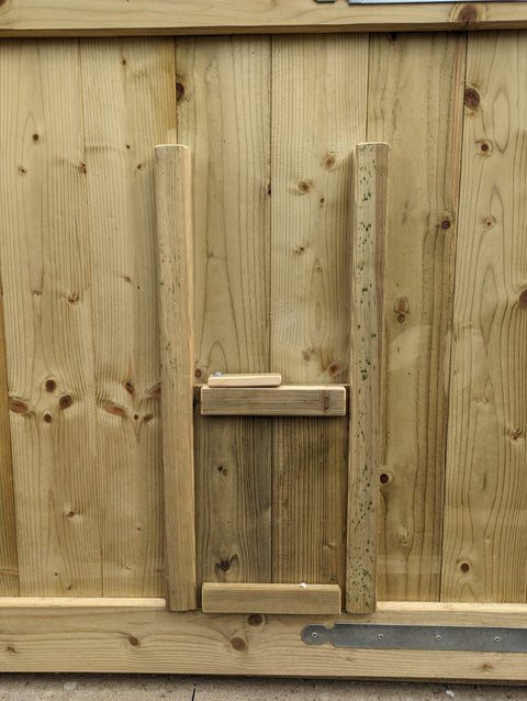 Luik met schuif geïmpregneerd hout