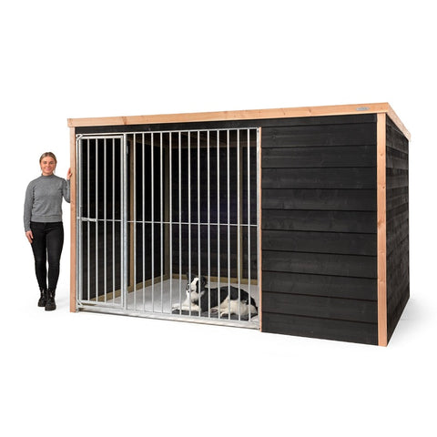 Hondenhok_kennel_douglas_geimpregneerd_hout_zweeds_rabat_nachthok_duurzaam_onderhoudsvrij_voldux__persoon_vrouw_eigenaar_bas