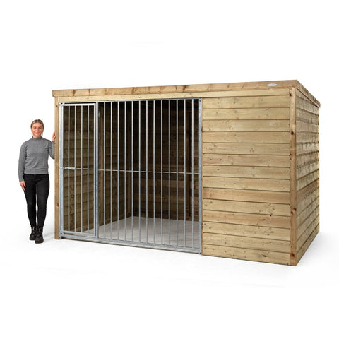 Hondenhok_kennel_douglas_geimpregneerd_hout_zweeds_rabat_nachthok_duurzaam_onderhoudsvrij_voldux__bordercollie_labrador_voorkant_ruimte_eigenaar_Boris