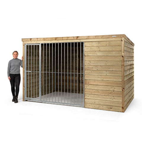 Hondenhok_kennel_douglas_geimpregneerd_hout_zweeds_rabat_nachthok_duurzaam_onderhoudsvrij_voldux_vrouw_eigenaar_Sam