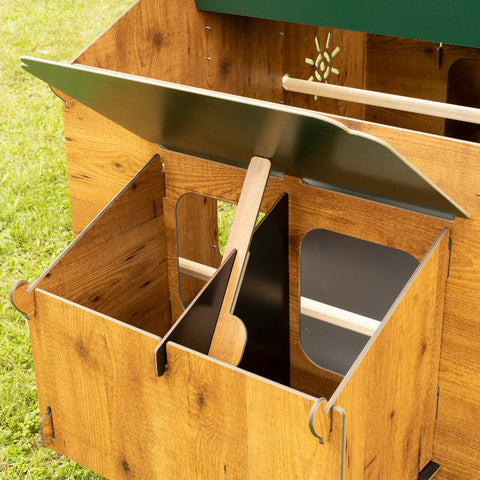 Legnest aan de achterkant van het kippenhok. dak openklapbaar