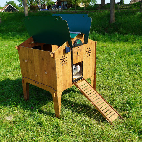 Cucciolotta  kippenhok buiten voorkant dak opengeklapt