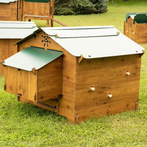 Zij en achteraanzicht kippenhok Chalet 2XL met slimme ventilatieopeningen. legbak.