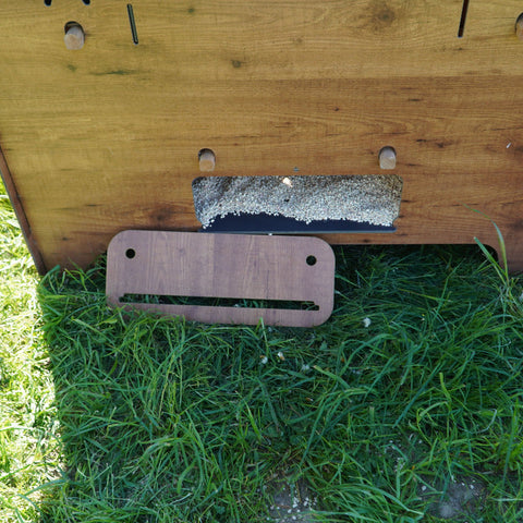 Cucciolotta Polly Farm Evolution  met automatische deuropener en legnest – duurzaam HPL, onderhoudsvrij en geschikt voor 10 tot 15 kippen.