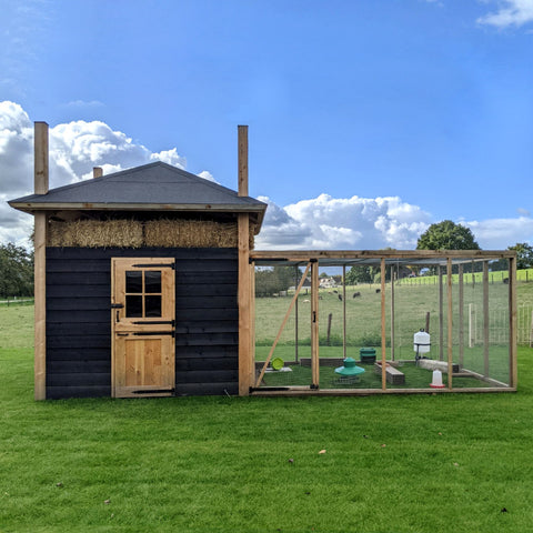 Complete hooiberg Kippenhok An in XL met rechts een ren.