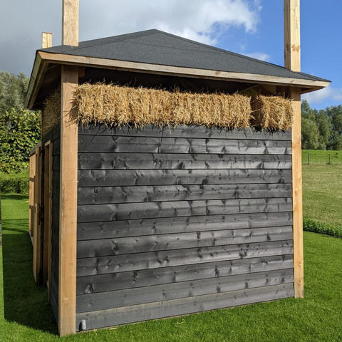 Complete hooiberg Kippenhok An in XL. Foto genomen vanaf achterkant hooiberg in close up.