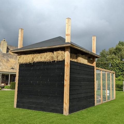 Complete hooiberg Kippenhok An in XL. Foto genomen vanaf achterkant hooiberg.