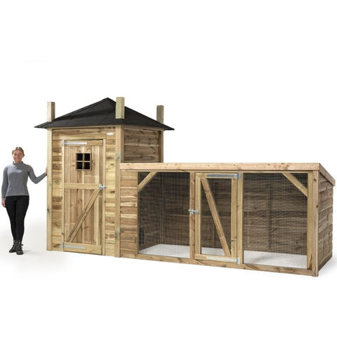 Kippenhok Hooiberg Lotte met vrouw