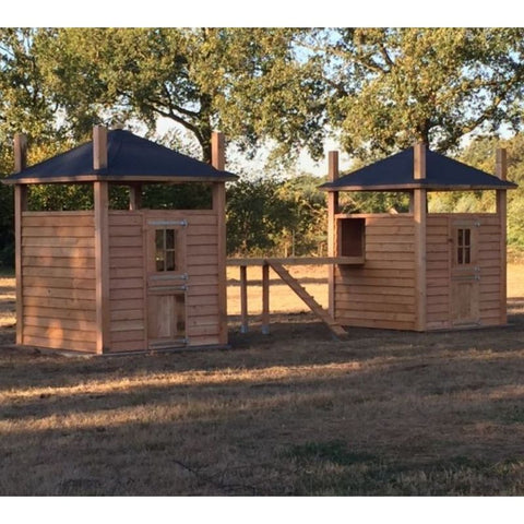 Kippen- en geitenhooiberg met loopbrug