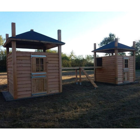 Kippen- en geitenhooiberg met loopbrug