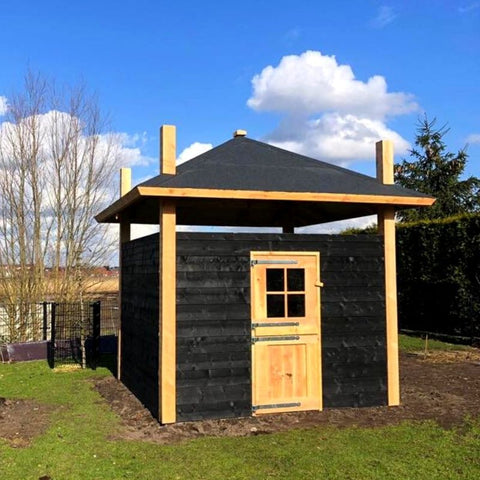 Voorkant Grote hooiberg kippenhok Jan.