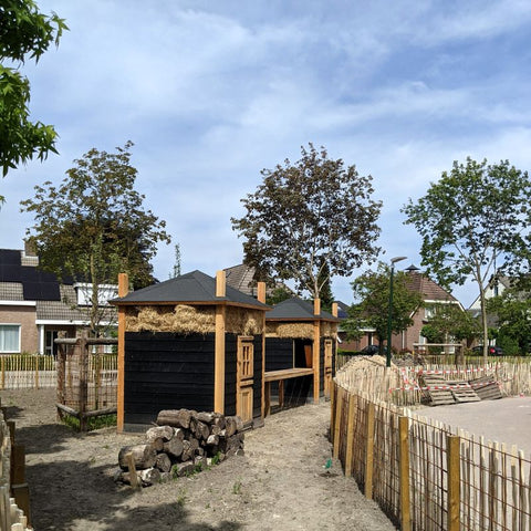 Kippen- en geitenhooiberg met loopbrug