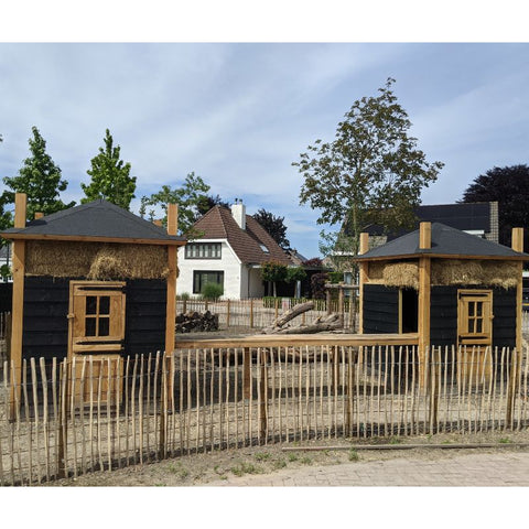 Kippen- en geitenhooiberg met loopbrug