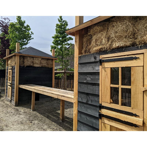 Kippen- en geitenhooiberg met loopbrug