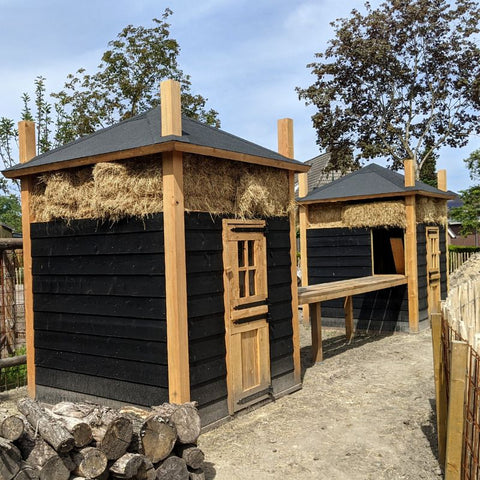 Kippen- en geitenhooiberg met loopbrug