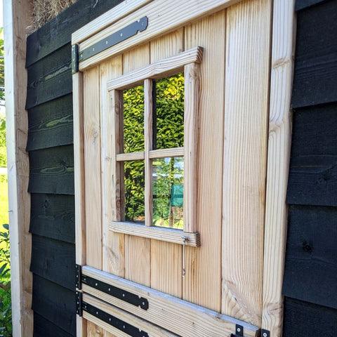 Raam close-up van complete hooiberg Kippenhok An in XL.