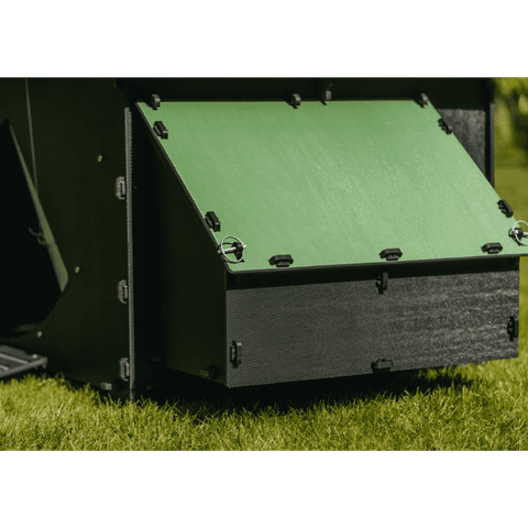 Nestera kunststof kippenhok groot detailfoto zijaanzicht zijcompartiment, op het gras.