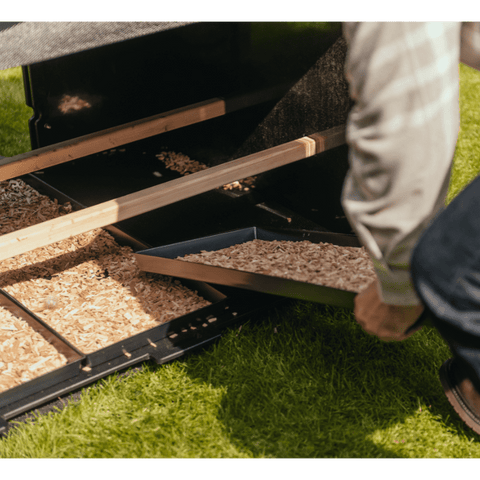 Nestera kunststof kippenhok groot sfeerfoto, op het gras met verwijderde achterzijde ten behoeve van de schoonmaak van het kippenhok.