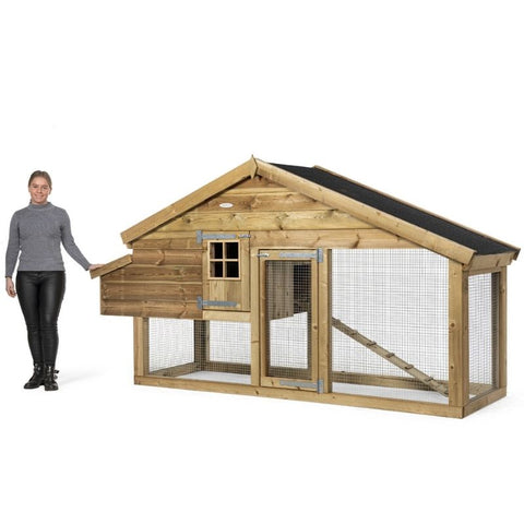 Voorkant kippenhok Romy met persoon ernaast